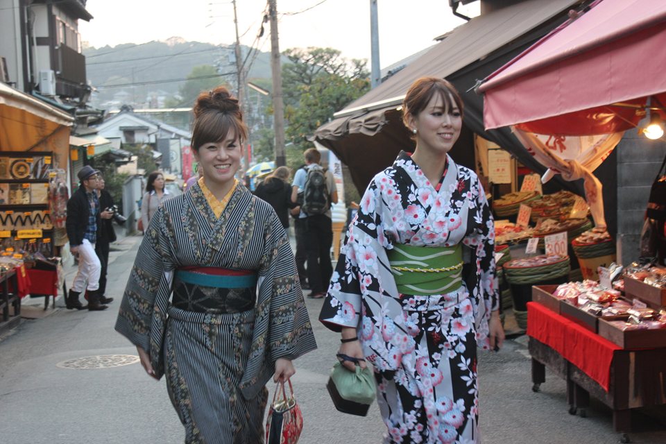 Những cô gái mặc kimono sẵn sàng làm người mẫu cho tôi